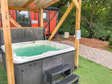Hot tub (added by manager 12 oct 2022)