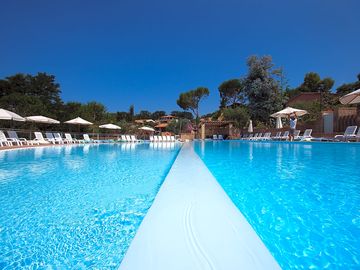 The pool, surrounded by a sun terrace with sun loungers and parasols (added by manager 29 aug 2015)