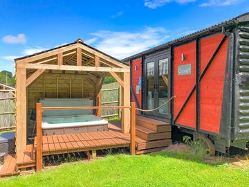 Private hot tub outside your door (added by manager 12 oct 2022)
