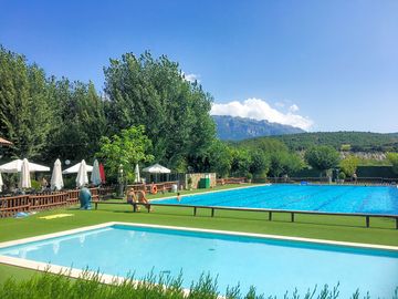 Large outdoor pool with stunning views (added by manager 15 aug 2022)