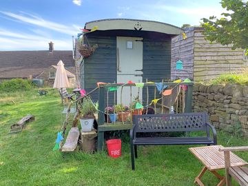 Visitor image of the exterior of the shepherd's hut (added by manager 21 sep 2022)