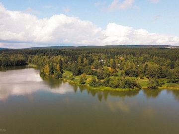 Aerial view of the lake, towards the campsite (added by manager 26 nov 2022)