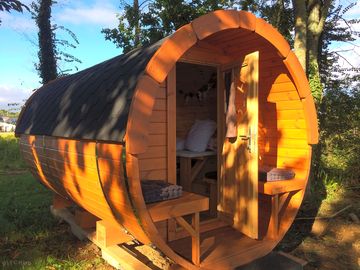 Wooden pod with outdoor seating area (added by manager 06 mar 2018)