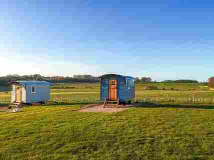 Cosy Shepherd's Hut with heating, kitchen & dining area. Ideal for couples. Sorry no pets allowed