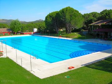 Great outdoor swimming pool with plenty of space to sunbathe (added by manager 07 Feb 2016)