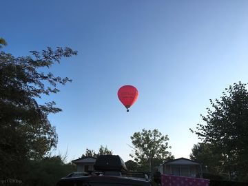 Balloon flying over in the morning  (added by visitor 20 Aug 2016)