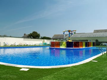 Swimming pool with sun loungers (added by manager 30 Jun 2017)