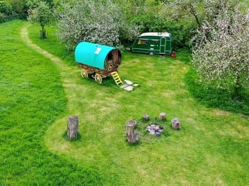Gypsy caravan and vintage caravan with firepit (added by manager 29 Mar 2023)