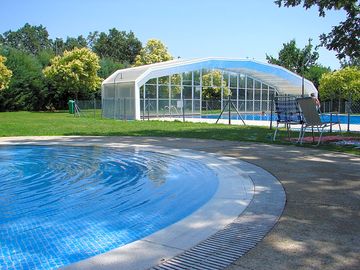 Outdoor swimming pool and solarium (added by manager 26 Jul 2016)