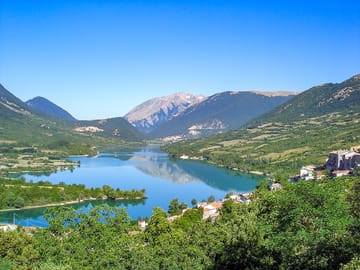 Panorama of the village and the lake (added by manager 10 Oct 2022)