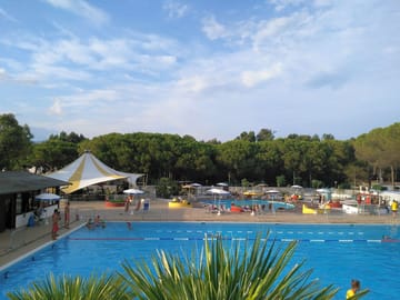 Swimming pool with kids' pool behind (added by manager 10 Jul 2017)
