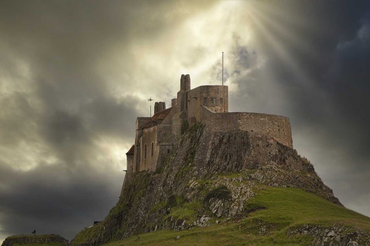 Lindisfarne Castle (jimsumo999 from Pixabay)