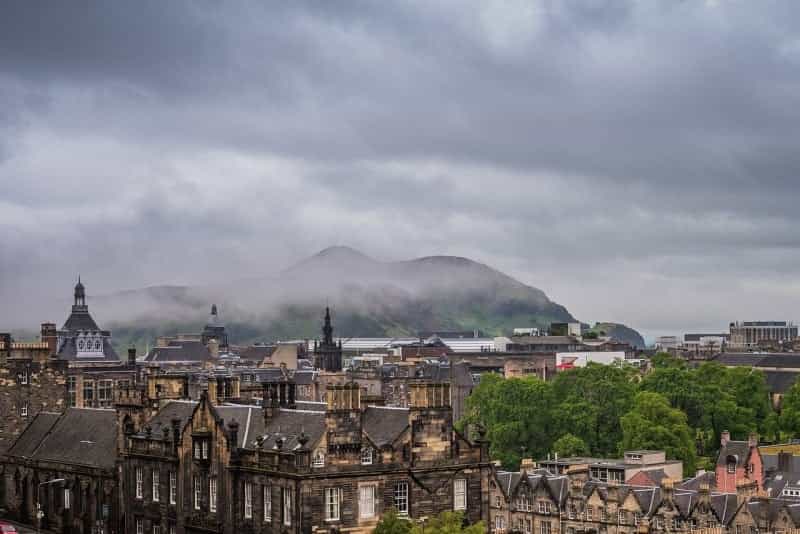A misty day in Edinburgh (Pixabay)