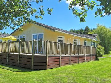 Spacious willow lodge with lake view