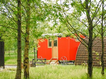 Shepherds hut & pod (added by manager 30 aug 2022)