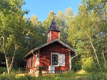Op het terrein staat een klein kerkje waar samenkomsten worden georganiseerd. (added by manager 18 apr 2024)