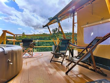 Deckchairs and hot tub on the deck