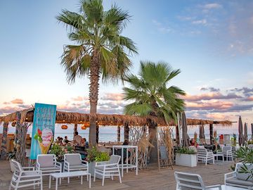Restaurant overlooking the sea