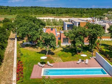 Villa voliera