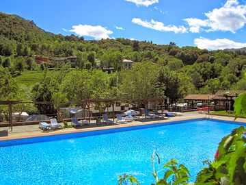 Swimming pool equipped with a choice of sunbeds and parasols