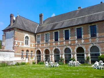 L'abbaye du 16ème siècle, la réception et l'accès aux chambres