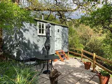 Shepherd's hut and patio (added by manager 20 sep 2022)