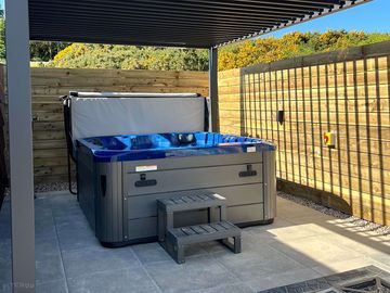 Private hot tub (added by manager 03 jan 2024)