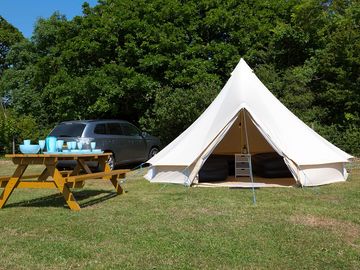 Bell tent with picnic table (added by manager 19 nov 2017)
