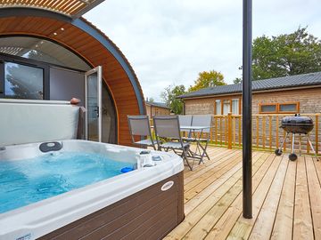 Xl hideout with hot tub