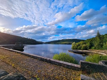 Ladybower reservoir 7min away from campsite. (added by visitor 12 aug 2023)