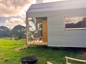 Ninho shepherds hut exterior