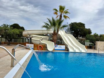 Piscina con toboganes