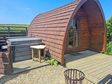 Beautiful pod with hottub. (added by rebecca_w154062 22 may 2023)