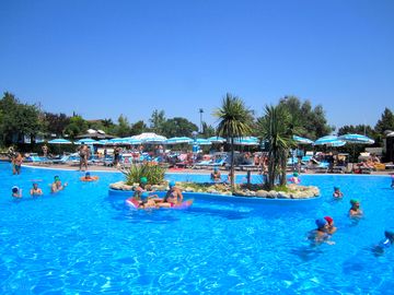 The swimming pool is open from the beginning of june to mid-september