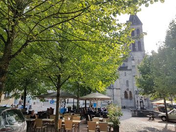Outdoor dining in autun
