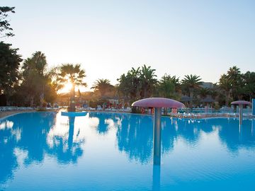 Pool at sunrise (added by manager 12 nov 2015)