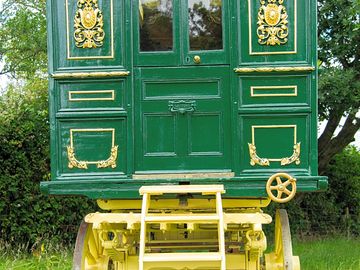 Front of wagon with goldleaf carvings