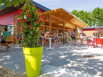 Shades or sun, choose your spot on the terrace