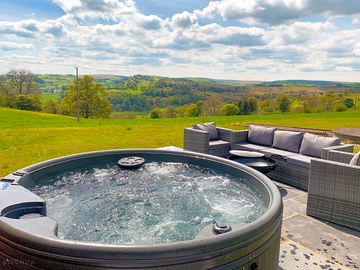 Private hot tub with each pod (added by manager 28 sep 2022)