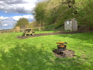 Toilet shed, campfire pit and picnic table on each pitch (added by manager 03 may 2022)