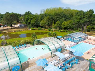 Large pool complex