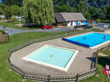 Swimming and paddling pools