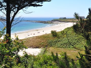 Beach with direct access on a private traffic-free footpath