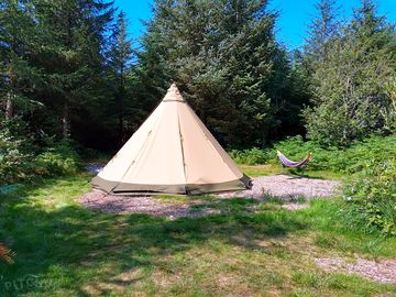 Non-electric forest floor tent pitch