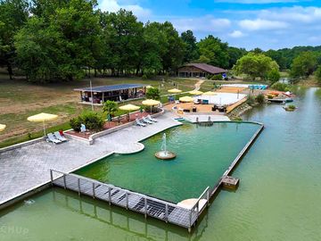 The lakeside bar and pool