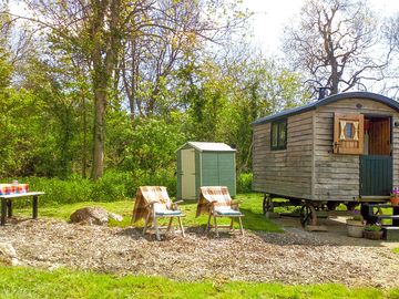 Private outdoor space around the hut