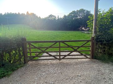 Access via a weighted five-bar gate (added by manager 04 aug 2021)