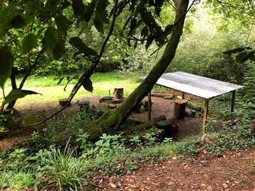 A little shelter next to the fire pit (added by manager 07 oct 2022)