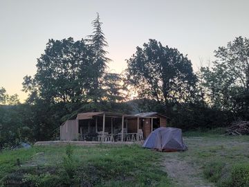 Tenda su parte alta al mattino