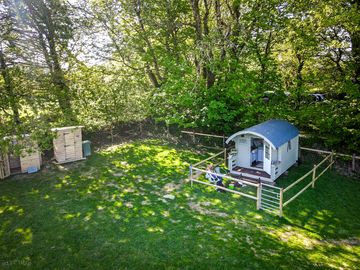 Shepherd's hut with toilet and shower facilities